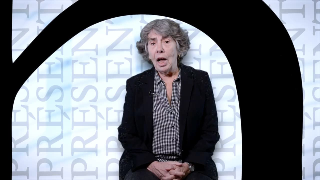 "Stylé" est une série autour de l'Oulipo, produite par TV5MONDE et à retrouver sur TV5MONDEPLUS ! Michèle Audin nous révèle l’art du "beau présent" : un poème-cadeau où seules les lettres du prénom du destinataire sont utilisées. Une contrainte ludique qui donne au texte une musicalité unique ! Lien générale : https://www.tv5mondeplus.com/fr/langue-francaise/mots-et-expressions/style #oulipo #oulipiens #contraintes #stylé #TV5monde#TV5mondeplus #languefrancaise #jeuxdemots #jeuxlittéraires #georgesperec #beaupresent #beauprésent #micheledaudin #michèleaudin
