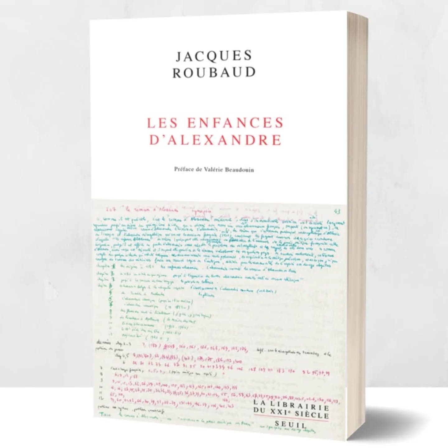 OULIPIENS EN LIBRAIRIE : Jacques ROUBAUD, "Les Enfances d'Alexandre" Préface de Valérie Beaudouin (La Librairie du XXI siècle, Éditions du Seuil) En 1978, Jacques Roubaud publie un livre au titre énigmatique, La Vieillesse d’Alexandre. Cet Alexandre est un personnage historique singulier, l’un des plus grands conquérants de l’histoire de la versification : l’alexandrin. Le poète entreprend de raconter la biographie d’un vers, de ses origines à son déclin. Il manquait à cette vie d’Alexandre les branches narrant l’enfance mouvementée du vers, avant qu’il ne finisse par s’imposer comme le mètre français par excellence, au XVIe siècle. Porté par l’étude d’un vaste corpus de textes, Roubaud ne livre pas un traité aride mais un alexandrin mode d’emploi à la manière dont Perec raconte la vie d’un immeuble : l’alexandrin est une structure architecturale à plusieurs étages qui s’édifie dans des conflits de voisinage avec les autres vers français. Cette biographie d’un vers est aussi le laboratoire théorique et formel de l’un des plus grands poètes contemporains. Les Enfances d’Alexandre, publié en revue en 1977, était inaccessible. Valérie Beaudouin et Marie-Louise Chapelle en ont établi une édition inédite à partir des cahiers et manuscrits de Jacques Roubaud. Jacques Roubaud (1932-2024), qui se définissait lui-même comme « compositeur en poésie et retraité en mathématiques », a publié de la poésie, de la prose, du théâtre et des écrits de théorie littéraire, dont Poétique. Remarques (2016) et Peut-être ou la nuit de dimanche. Brouillon de prose (2018) dans « La Librairie du XXIe siècle », aux éditions du Seuil. #jacquesroubaud #poésiefrancaise #oulipo #oulipiens #alexandrins #valériebeaudouin #marielouisechapelle #lavieillessedalexandre #lesenfancesdalexandre #seuil ###