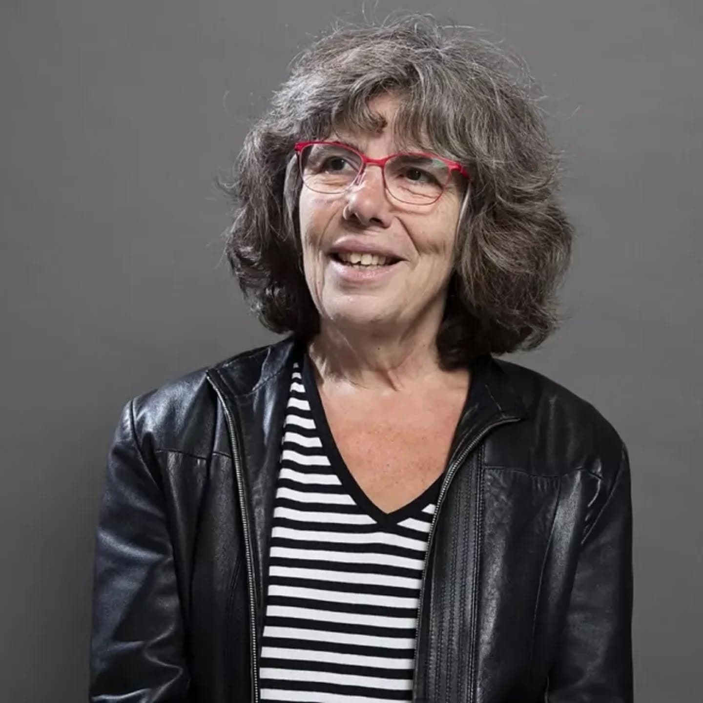Michèle Audin, mathématicienne et écrivaine, membre de l’Oulipo depuis 2009 et historienne passionnée par la Commune de Paris, est décédée le 14 novembre à 71 ans. On trouve aujourd'hui un très bon article sur elle, publié dans L'Humanité, signé par Aurélien Soucheyre : Il y a les littéraires. Il y a les matheux. Et puis il y avait Michèle Audin, qui savait jouer avec brio de ces deux langues. Mêler les chiffres et les lettres, inventer des structures alliant rigueur, poésie et travail mémoriel était devenu son terrain d’art et d’expérimentation. Dans son équation personnelle, il y avait d’abord eu un gros manque, un moins l’infini même : son père, le mathématicien et militant communiste Maurice Audin, torturé et assassiné par l’armée française pendant la guerre d’Algérie, en 1957. Elle avait seulement trois ans. Il avait eu le temps de lui apprendre à lire, à écrire, et à compter, un peu. Ce sont les chiffres qu’elle explore d’abord, professionnellement en tout cas, en devenant une brillante mathématicienne, spécialiste de la géométrie symplectique et professeure à l’Institut de recherche mathématique avancée de Strasbourg à partir de 1987. Pour sa « contribution à la recherche fondamentale en mathématique et à la popularisation de cette discipline », le président de la République Nicolas Sarkozy lui propose en 2008 la Légion d’honneur. Michèle Audin la refuse aussi sec. La raison ? Un an auparavant, sa mère Josette Audin avait écrit à l’Élysée, demandant que vérité soit faite sur le meurtre de Maurice Audin, dont le corps et les assassins n’ont jamais été retrouvés. Le chef de l’État n’avait même pas daigné répondre. Il faudra attendre 2018 pour qu’Emmanuel Macron reconnaisse enfin la responsabilité de l’État et de l’armée française dans ce crime colonial. Une victoire à l’issue de la si longue quête de la famille Audin pour la justice, même si bien des zones d’ombre demeurent. (La suite, dans le commentaires) #oulipo #oulipiens #oulipiennes #michèleaudin #micheleaudin #communeparis #alixpayen #sofiakovalevskaïa #strasbourg #boulevardvoltaire