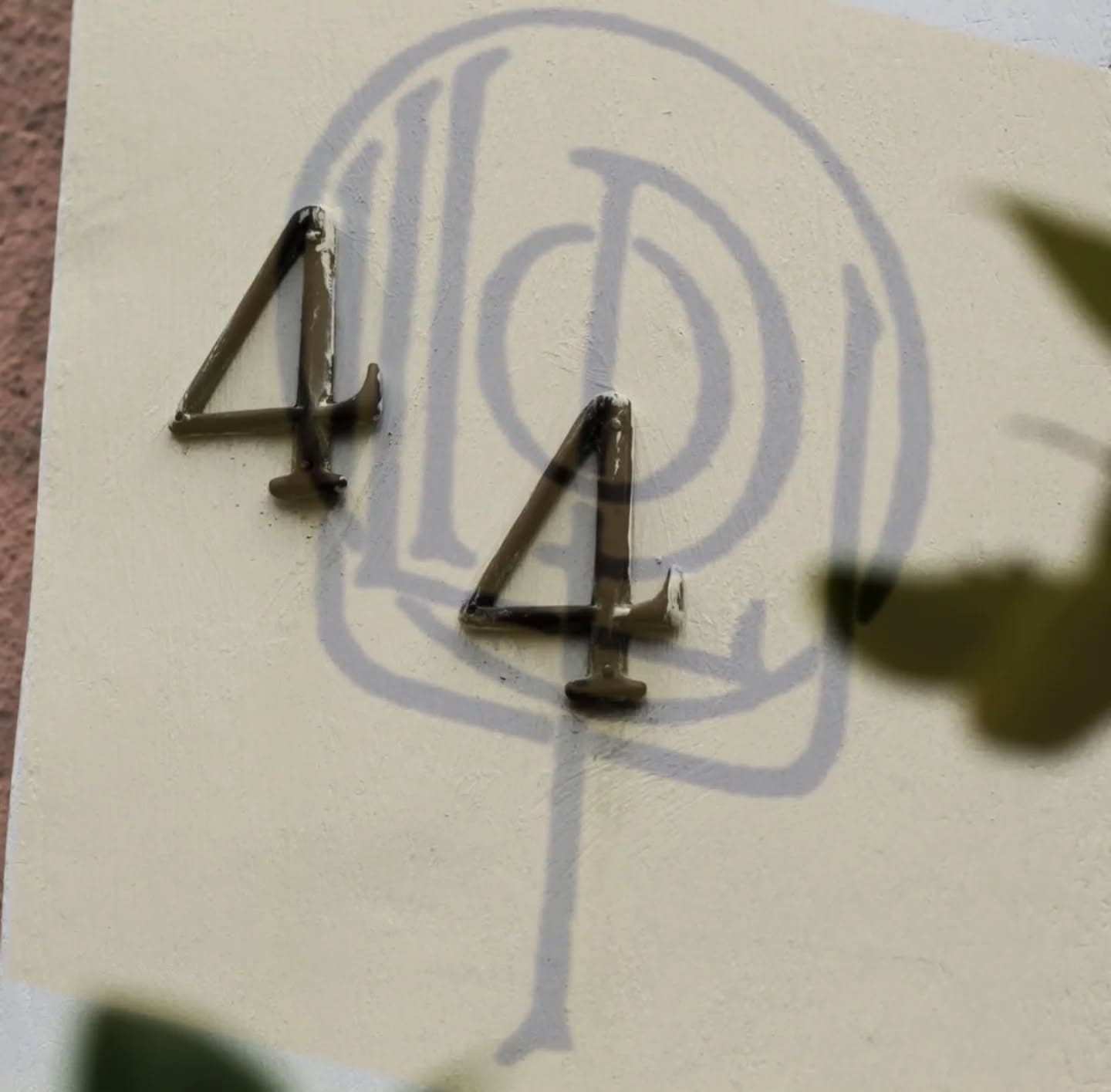 L’Ouvroir de littérature potentielle, lors de sa réunion n˚783 du 14 janvier 2026, a coopté à l’unanimité trois nouveaux membres. Il s’agit de Guillaume Marie, Louise Rose, et Samuel Deshayes. L’Oulipo compte désormais 44 membres, dont 26 sont excusés pour cause de décès. La qualité d’Oulipien, d’Oulipienne, qu’ils ont acceptée, leur est désormais acquise. Elle ne se perd jamais, ni l’exclusion ni la démission n'étant tolérées. Pour l’Oulipo, son président, Hervé Le Tellier #oulipo #oulipiens #guillaumemarie #louiserose #samueldeshayes