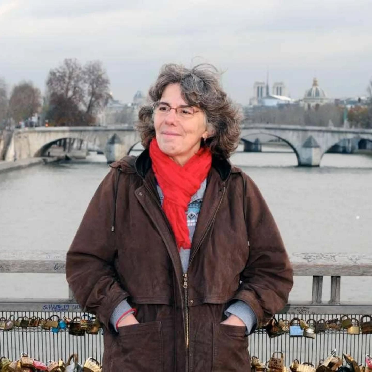 Ce mois de mars voit fleurir de nombreux hommages à Michèle Audin, mettant en lumière les sujets sur lesquels elle s’était engagée. Le 1er mars s’est ouvert un « Concours de poésie mathématique Michèle Audin », à l’initiative de la Société Mathématique de France, l’occasion de faire dialoguer ensemble maths & poésie : https://smf.emath.fr/concours-poesie-2026 Le 11 mars, l’Université de Nancy organise une série de conférences « maths et histoire de maths » sur le travail de Michèle Audin. Le 14 mars à l’Institut Henri Poincaré, la Société Mathématique de France et l’association Femmes & mathématiques organisent une matinée d’hommage en présence notamment de Claude Sabbah, Etienne Ghys et Valérie Beaudouin : https://femmes-et-maths.fr/hommage-a-michele-audin/ Le 17 mars, les éditions Libertalia et l’EHESS proposent une présentation de son dernier ouvrage, « Berbessa, mes ancêtres colons » avec Juliette Sabbah, Malika Rahal et Thomas Simmonet, dans leur librairie de Montreuil : 12 rue Marcelin-Berthelot, 93100 Montreuil (métro Croix-de-Chavaux). Enfin, le 18 mars, toujours à l’initiative de Libertalia, une soirée autour de ses travaux sur la Commune de Paris en présence notamment de Laure Godineau et Maxime Jourdan aux Métallos dans le 11e arrondissement : 94 rue Jean-Pierre Timbaud, 75011 Paris. #micheleaudin #valériebeaudoin #éditionslibertalia #métallos #oulipo