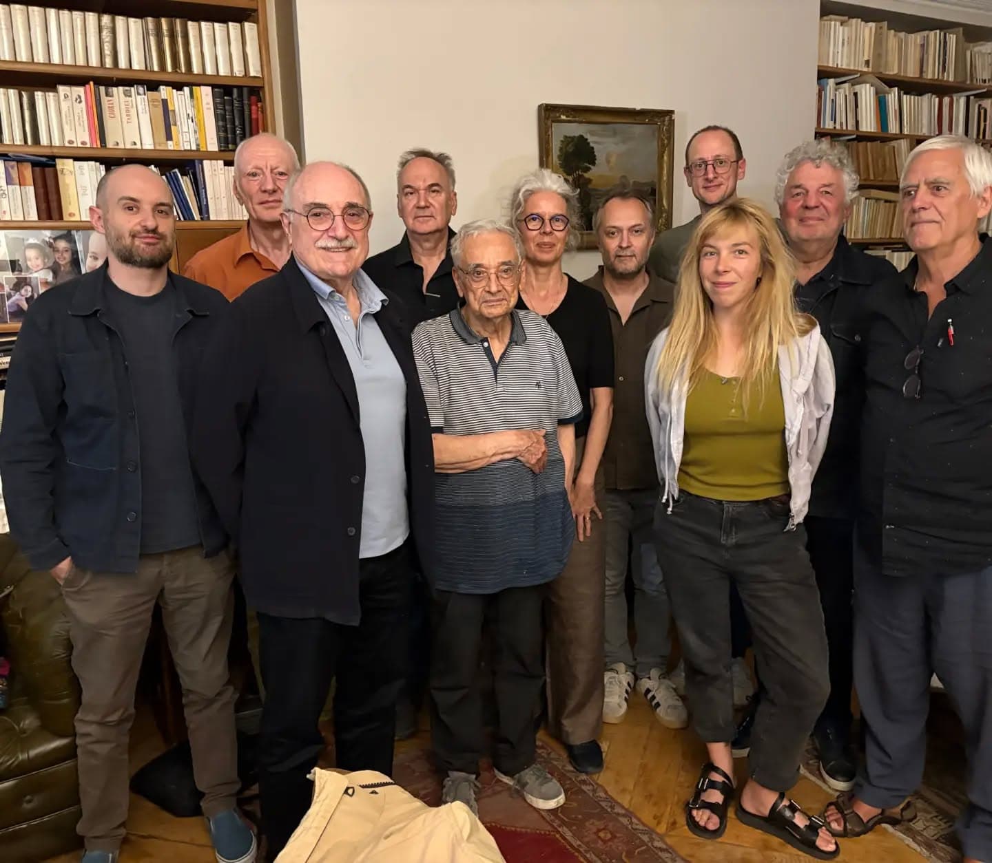 Après quelques années d’absence, l’Oulipo fait son grand retour à la BnF. Autour de ses trois nouvelles recrues, Samuel Deshayes, Guillaume Marie et Louise Rose, le groupe proposera « du neuf » : des créations célébrant la Littérature Potentielle et la nouveauté. Mercredi 30 septembre 2026, 18h30 au Grand auditorium de la bibliothèque François-Mitterrand Quai François-Mauriac – Paris 13e Entrée Est, face à la rue Émile Durkheim (Entrée gratuite – Réservation conseillée) Cette soirée sera aussi l’occasion de fêter la sortie prochaine de "Cent (mille milliards de) poèmes — Une recréation raisonnée", livre signé Oulipo & Raymond Queneau, à paraître dans quelques semaines, publié par Gallimard. Photo: une partie majoritaire de l'Oulipo pendant la dernière réunion de travail, août 2026.
